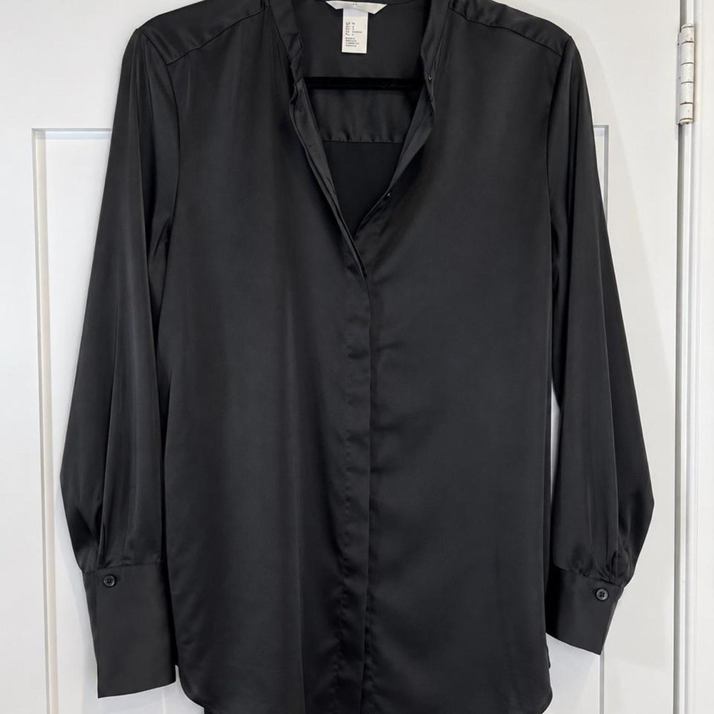 Black Satin Long Sleeve Blouse — Size 4 🖤
